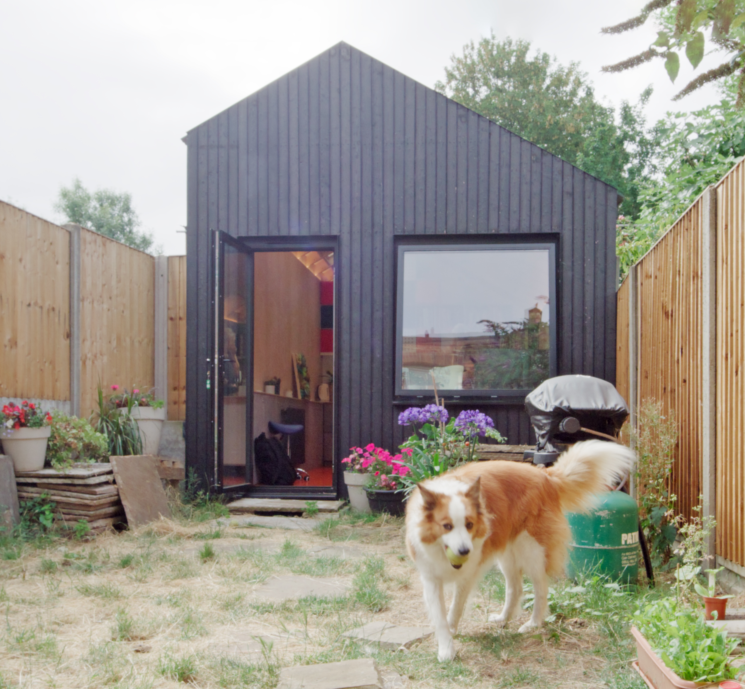This bespoke garden studio was created for a textile designer, providing a light-filled, functional workspace for fabric dyeing, design and artistic exploration. Every detail was tailored to support the client’s creative practice while connecting to the garden and natural light.